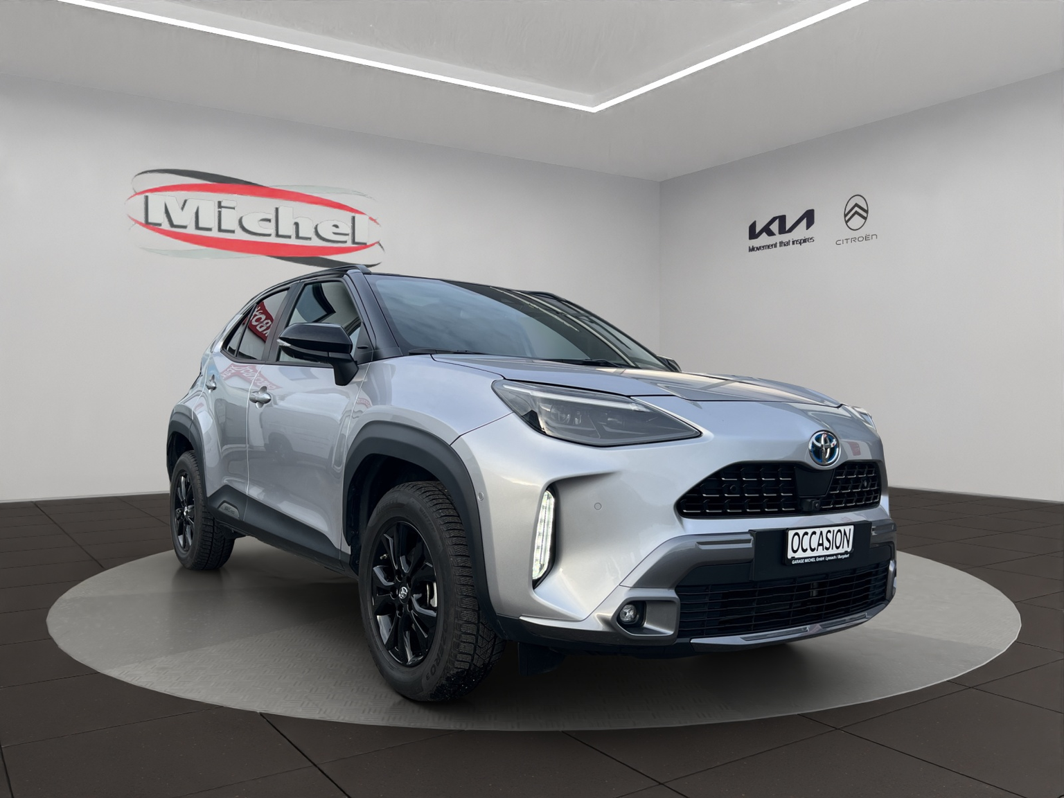 TOYOTA Yaris Cross 1.5 Adventure e-CVT AWDi / Panorama-Glasdach / Navigation / Head-Up Display / Heckklappe elektrisch