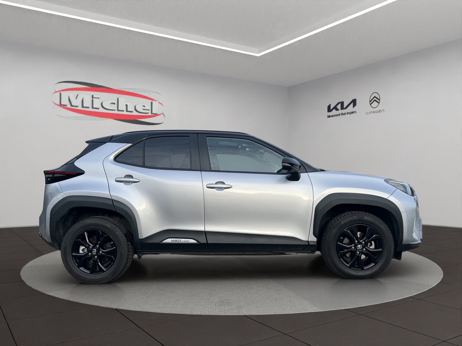 TOYOTA Yaris Cross 1.5 Adventure e-CVT AWDi / Panorama-Glasdach / Navigation / Head-Up Display / Heckklappe elektrisch