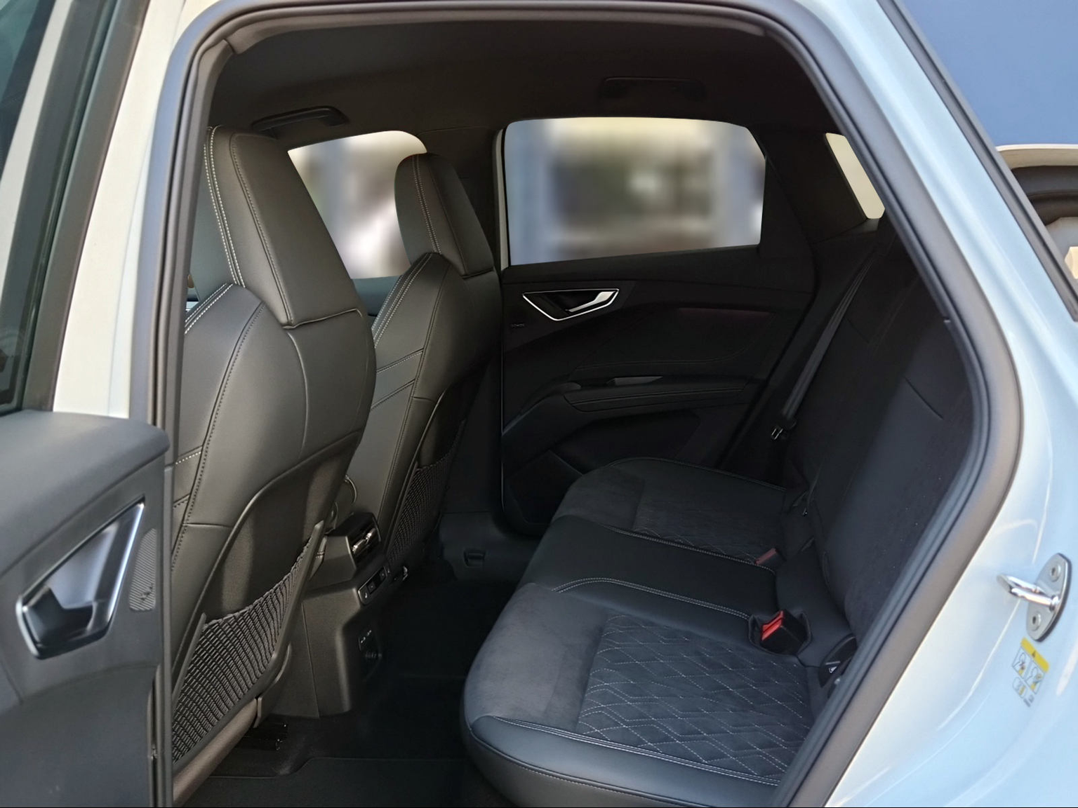 AUDI Q4 Sportback e-tron quattro performance Edition Swiss Ski Gletscherweiss Metallic