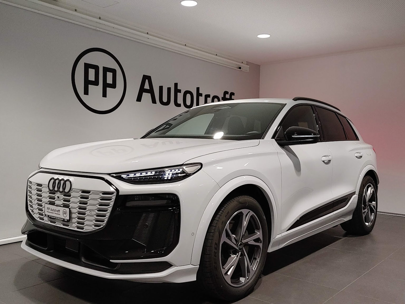 AUDI Q6 e-tron quattro