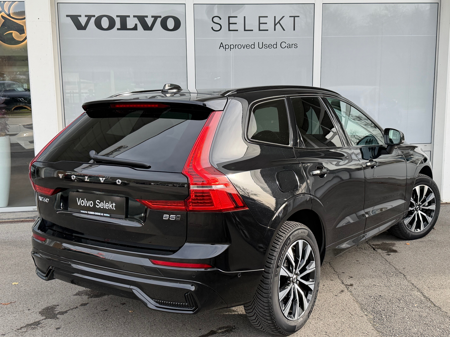 VOLVO XC60 B5 Benzin Mild Hybrid AWD Plus Dark Geartronic