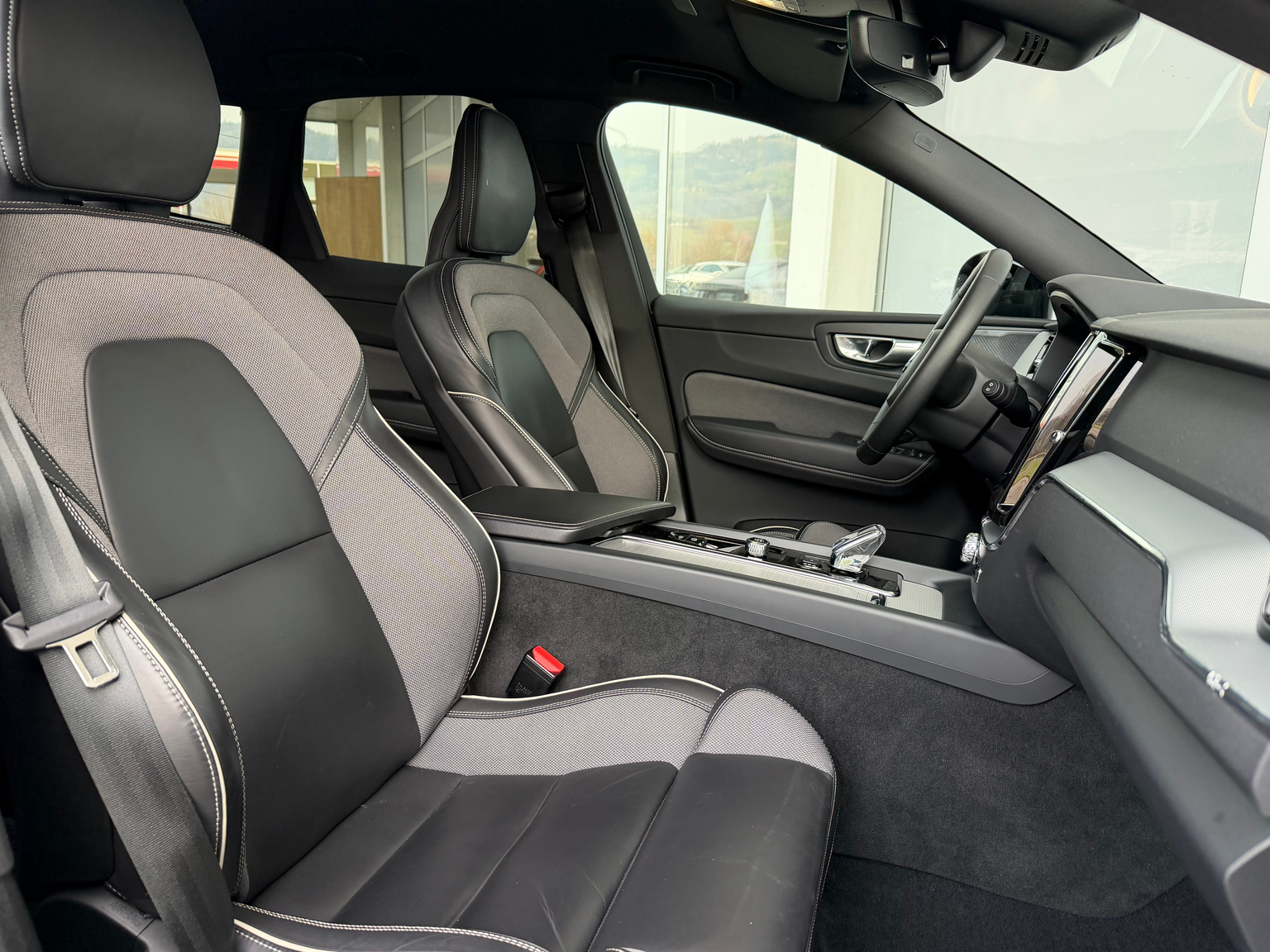 VOLVO XC60 B4 Diesel Mild Hybrid AWD Plus Dark Geartronic