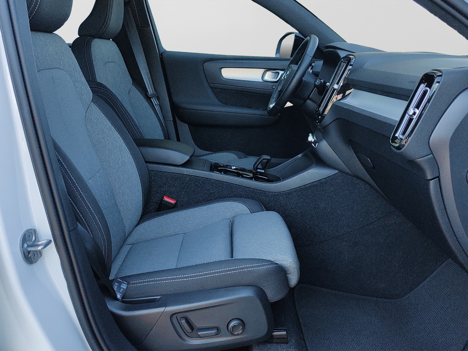 VOLVO XC40 2.0 B3 MH Plus Dark