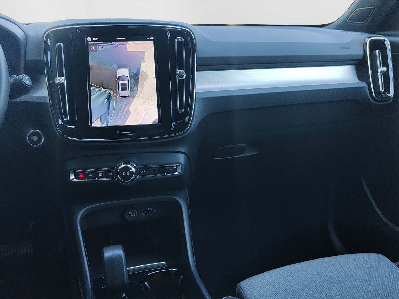 VOLVO XC40 2.0 B3 MH Plus Dark