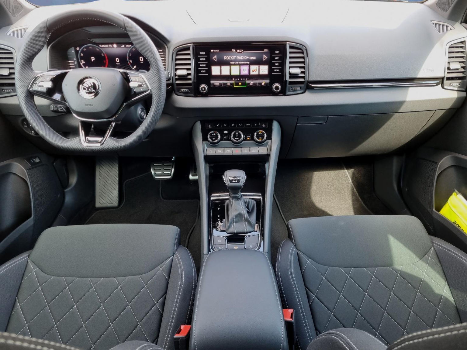 SKODA Karoq 2.0 TSI SportLine 4x4 DSG *Anhängevorrichtung*Panoramadach*Spurhalte*Totwinkel* 2025