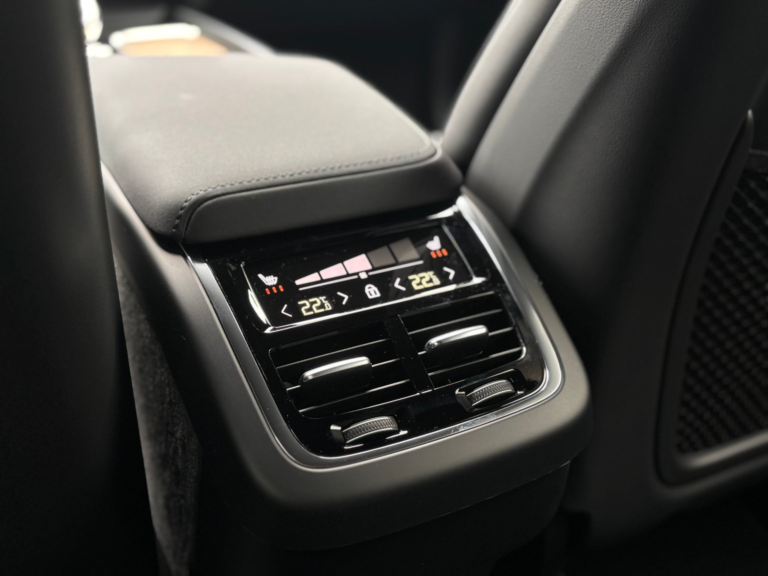 VOLVO XC60 2.0 B5 MH Plus Dark AWD