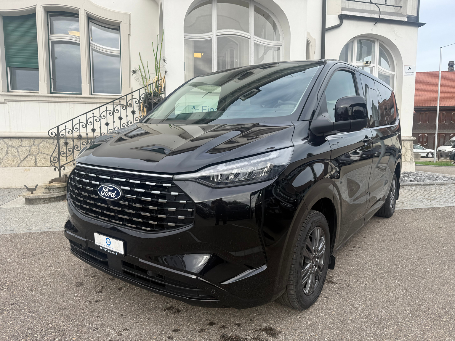 FORD Tourneo Bus 340 L1H1 PHEV Titanium