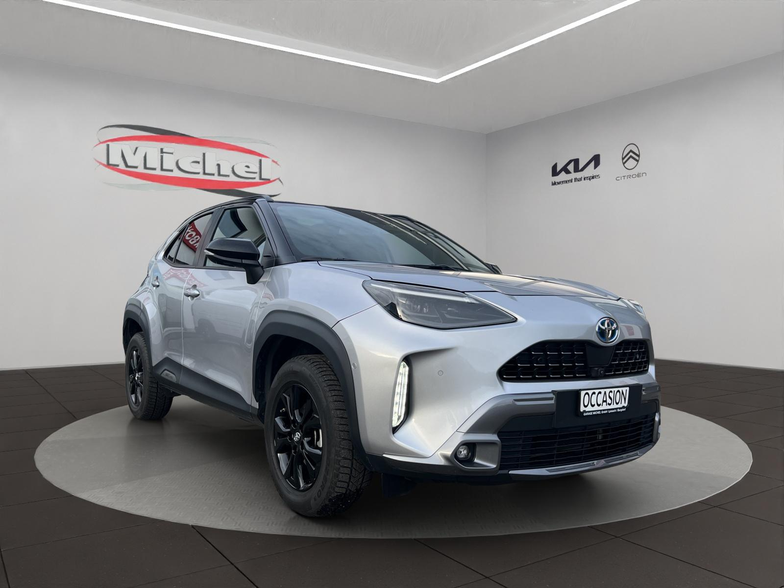 TOYOTA Yaris Cross 1.5 VVT-i HSD Adventure AWD-i / Panorama-Glasdach / Navigation / Head-Up Display / Heckklappe elektrisch / 4x4