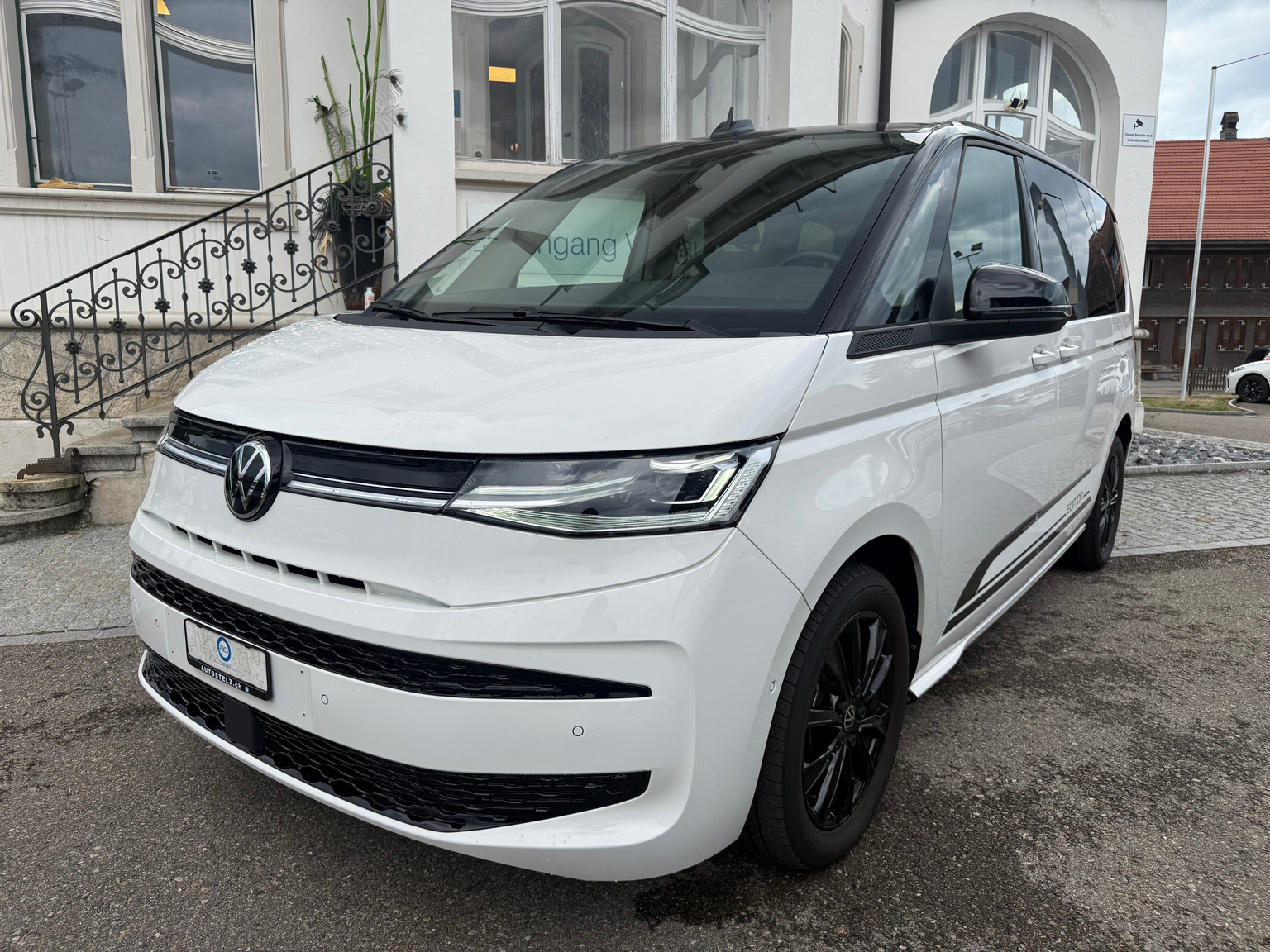 VW Multivan kurz 2.0 TDI Life Edition DSG Navigationssystem Volkswagen original 7 PLĂTZER