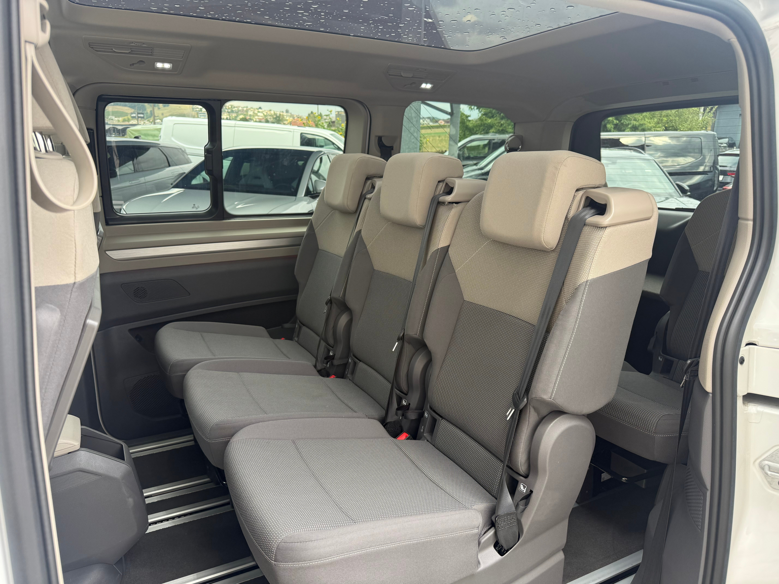 VW Multivan kurz 2.0 TDI Life Edition DSG Navigationssystem Volkswagen original 7 PLĂTZER