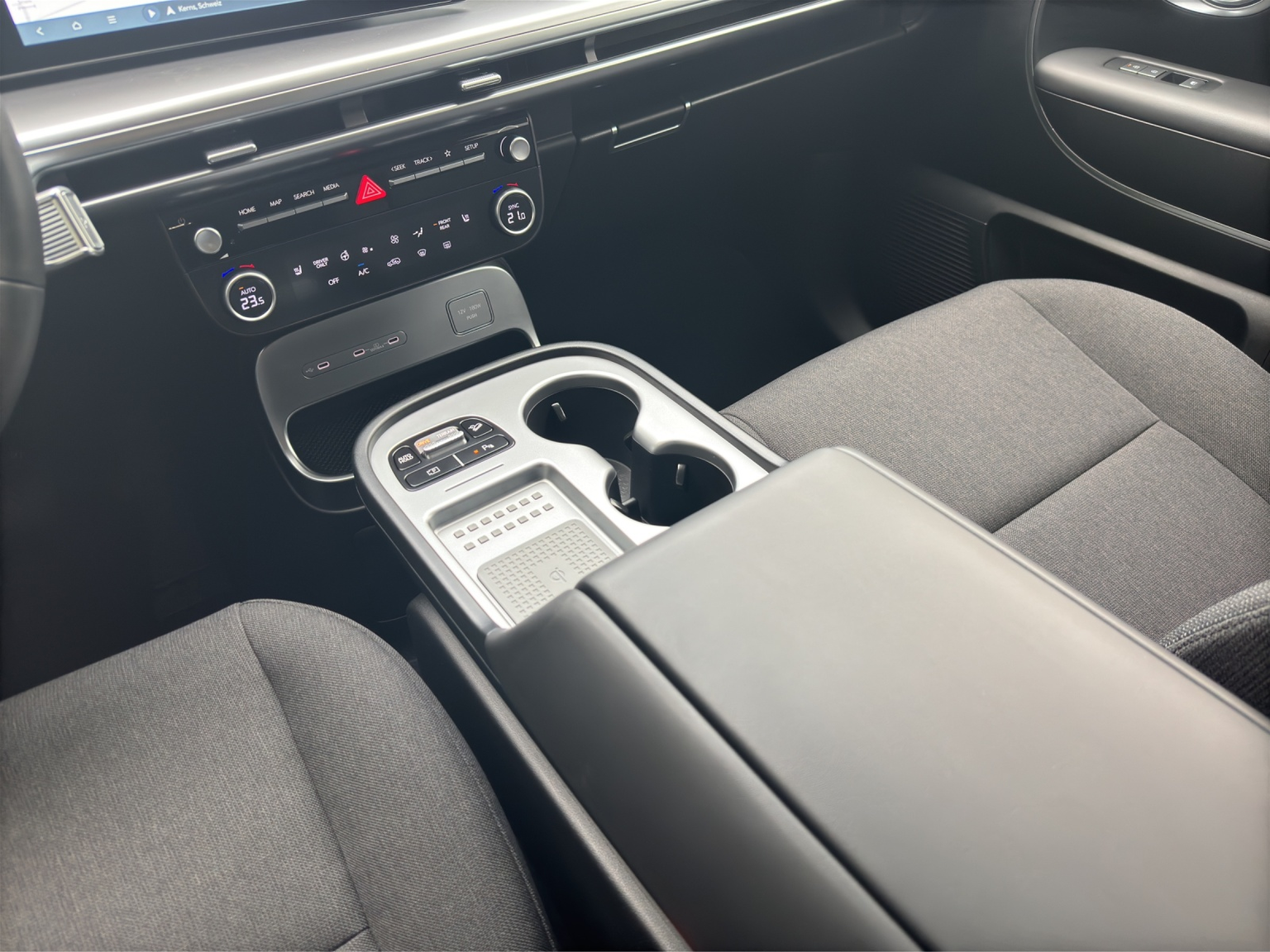 HYUNDAI Ioniq 9 110kWh Amplia 4WD