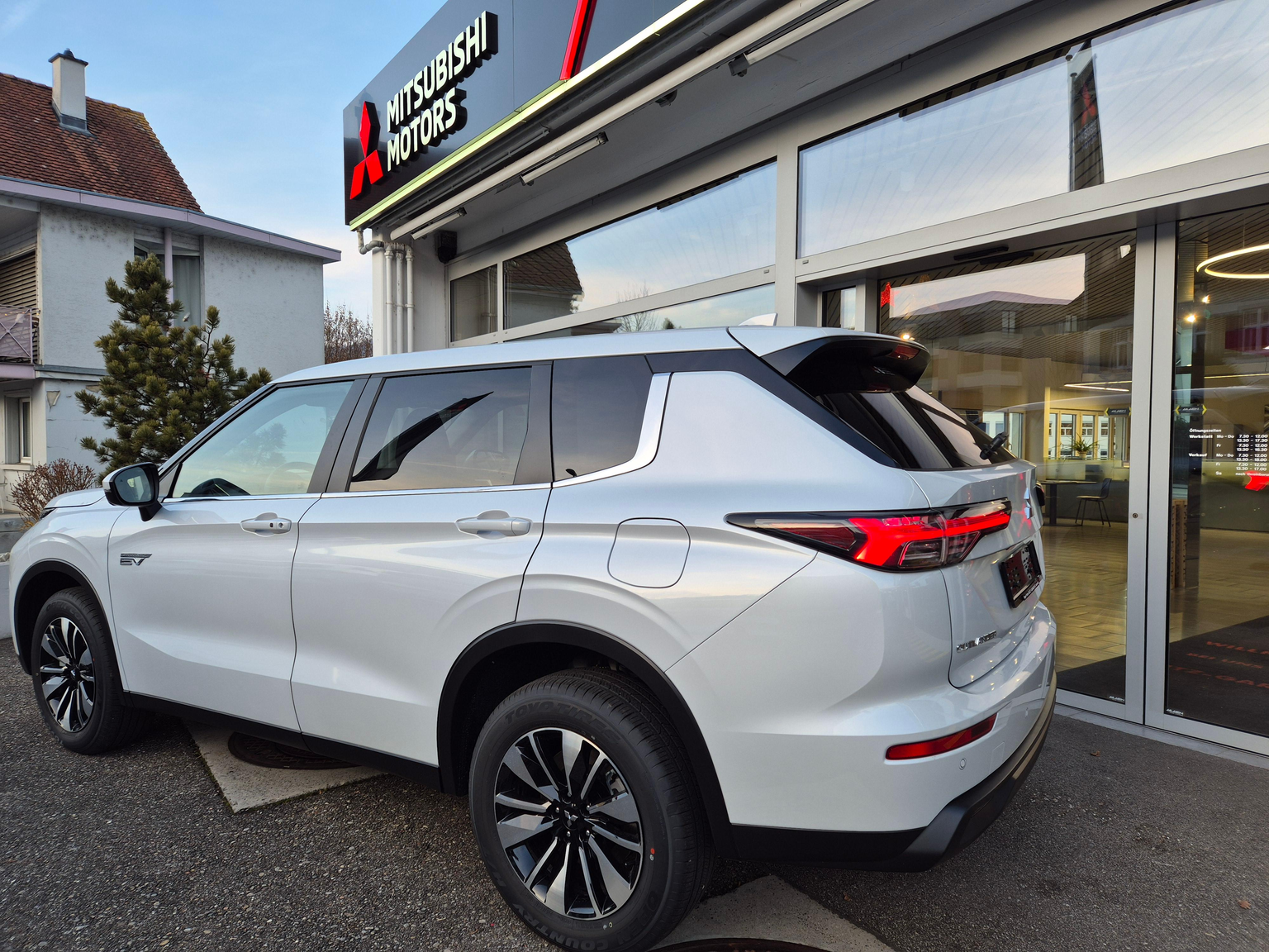 MITSUBISHI Outlander 2.4 PHEV Invite 4x4 MEGAAKTION