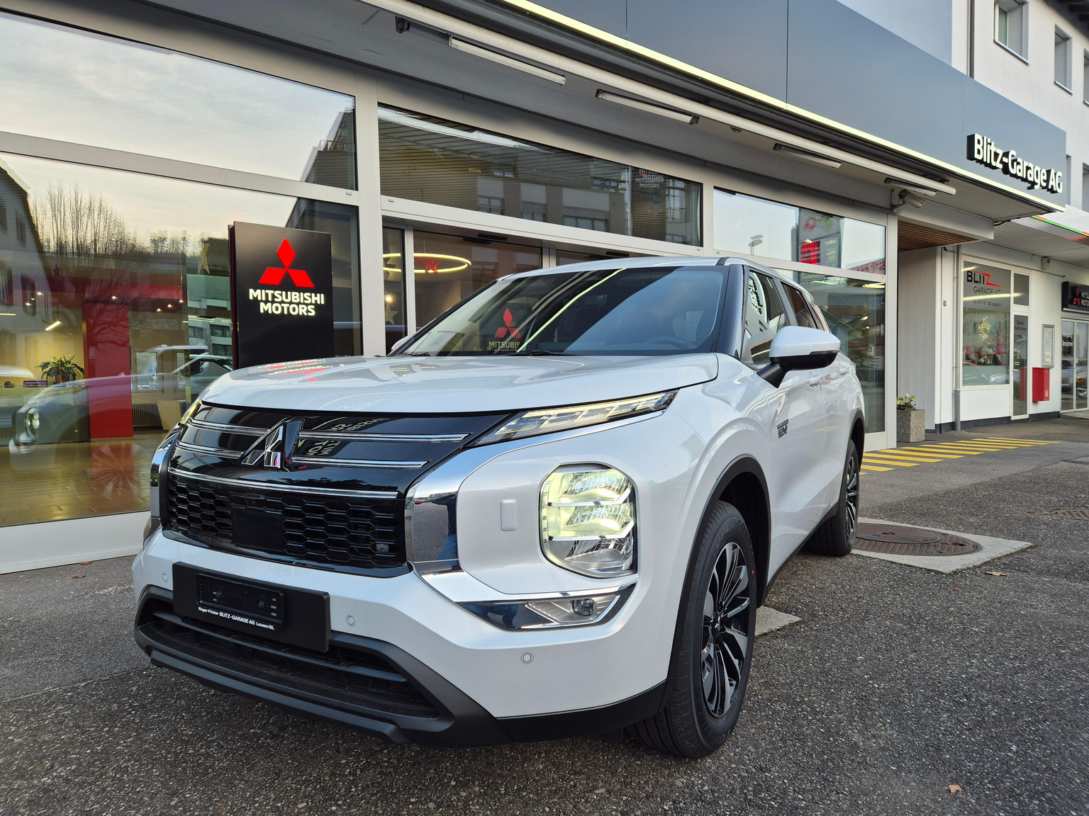 MITSUBISHI Outlander 2.4 PHEV Invite 4x4 MEGAAKTION