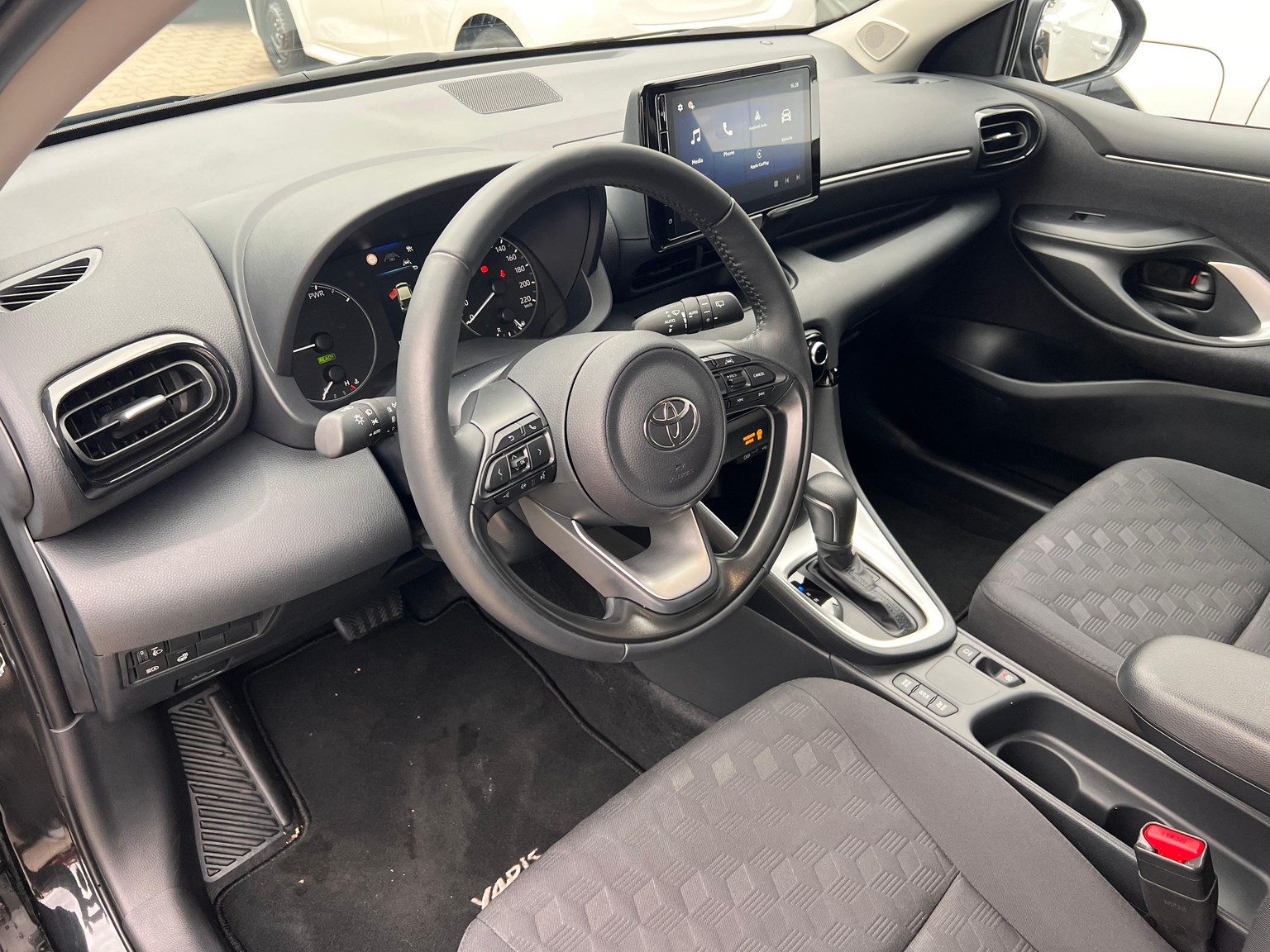 TOYOTA Yaris 1.5 VVT-i HSD Comfort