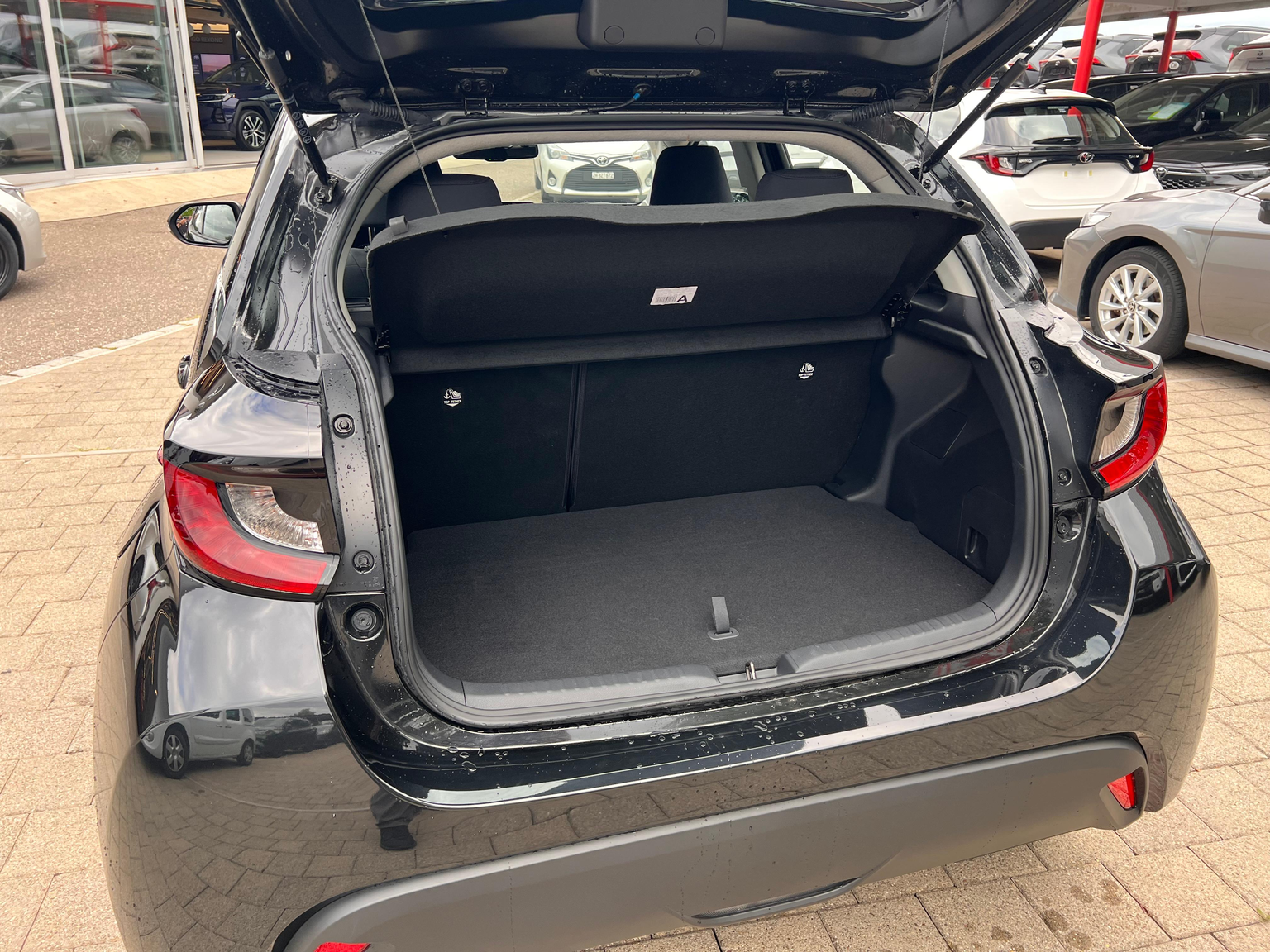 TOYOTA Yaris 1.5 VVT-i HSD Comfort