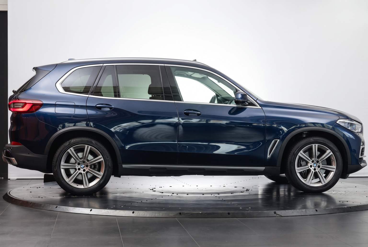 BMW X5 xDrive45e xLine Steptronic • BMW Individual Tansanitblau • Laser • Sky Lounge • Bowers & Wilkins