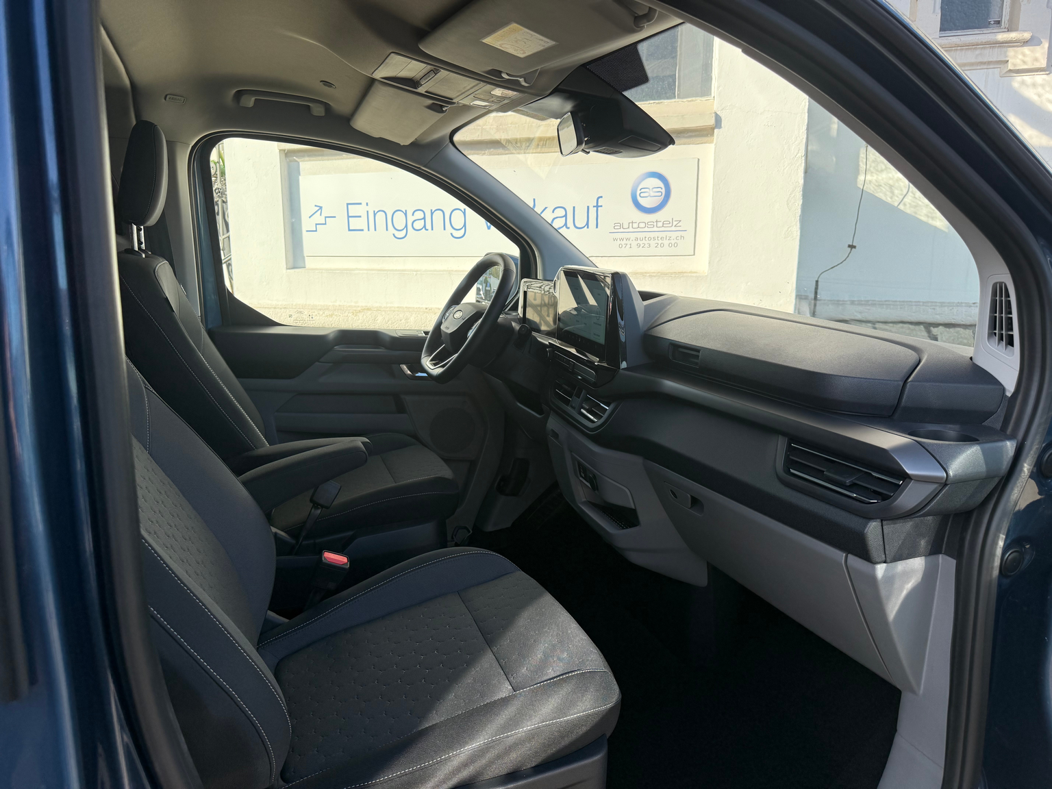 FORD Tourneo Bus 320 L1H1 Titanium Automat