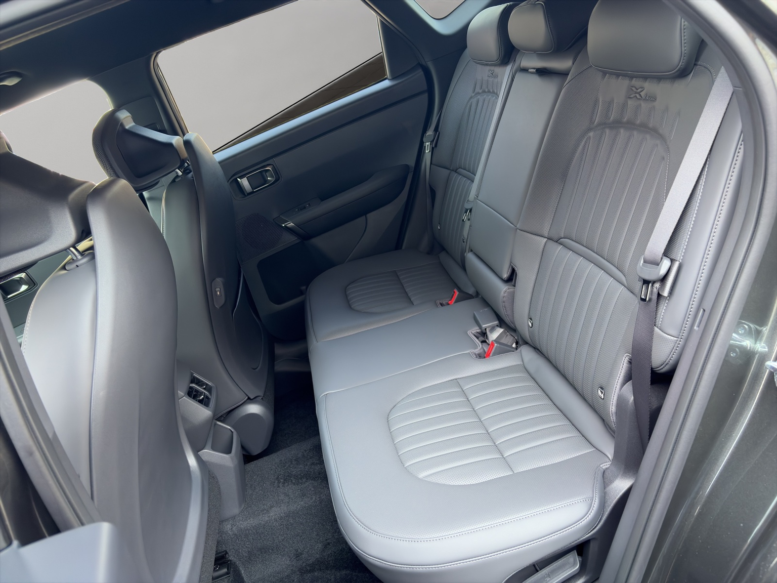 KIA Seltos 1.6T-GDi X-Line 7DCT 4x4** der neue SUV Allrad mit kraftvollem Design** / 0.99% Leasing-Aktion