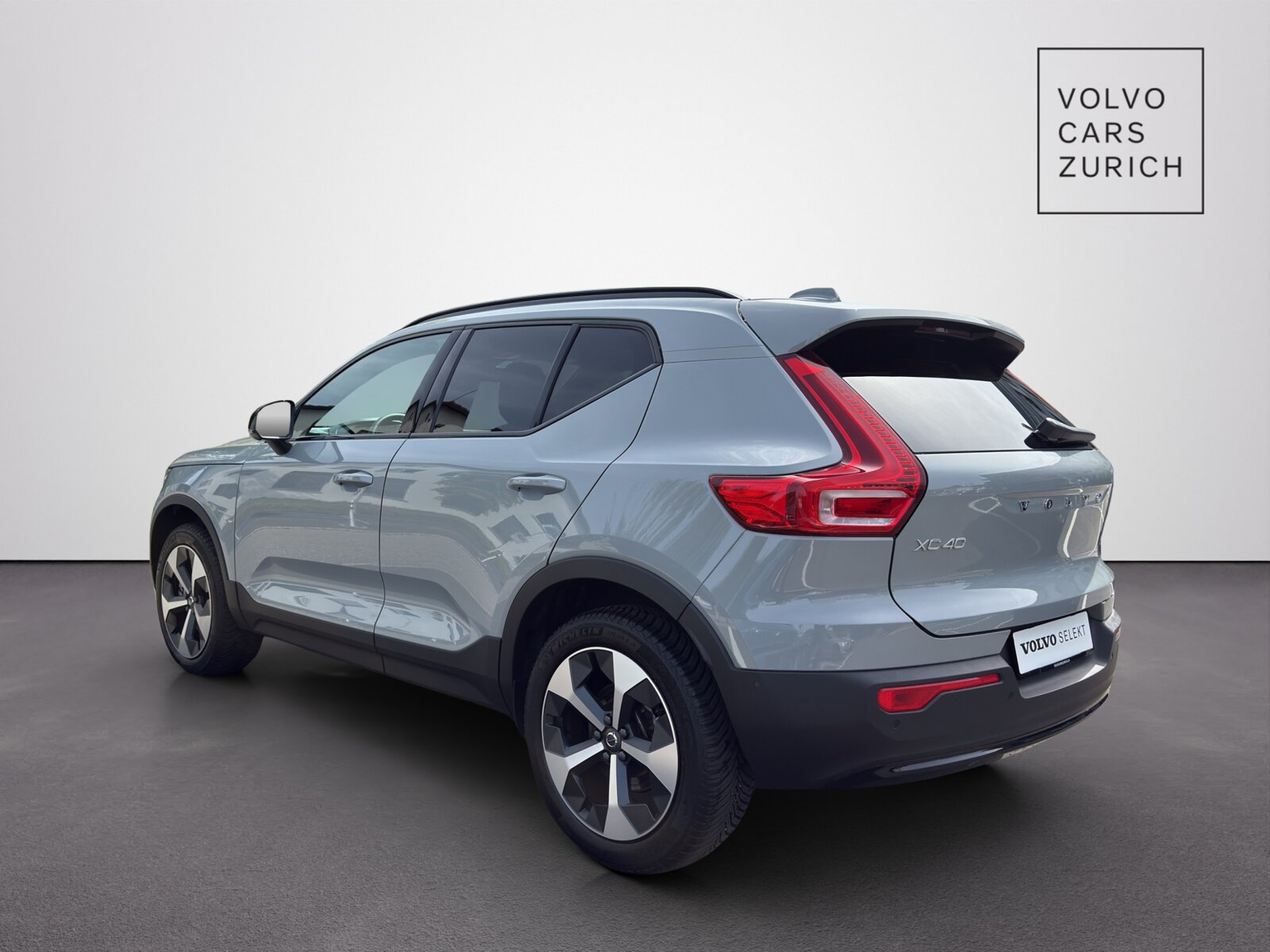 VOLVO XC40 2.0 B3 MH Plus Dark