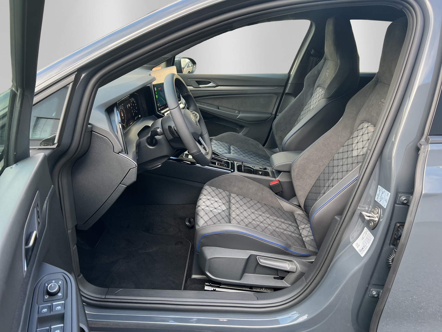 VW Golf VIII 1.5 eTSI R-Line DSG