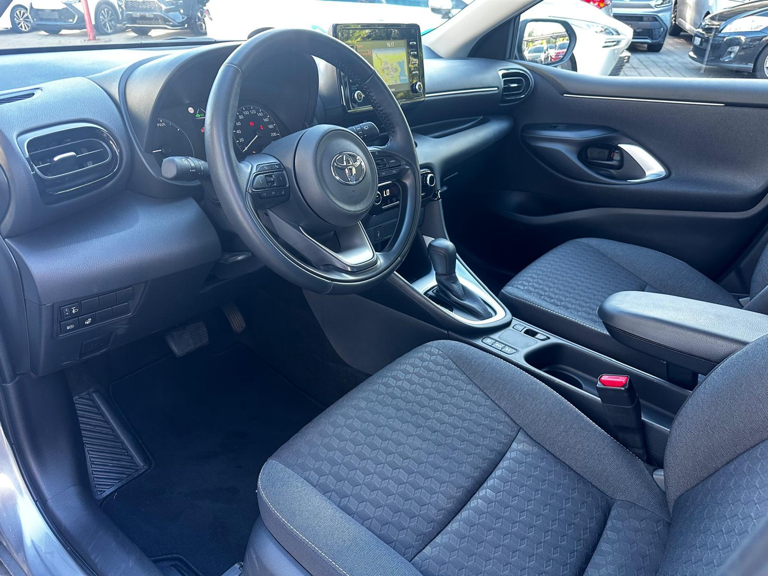 TOYOTA Yaris 1.5 VVT-i HSD Comfort