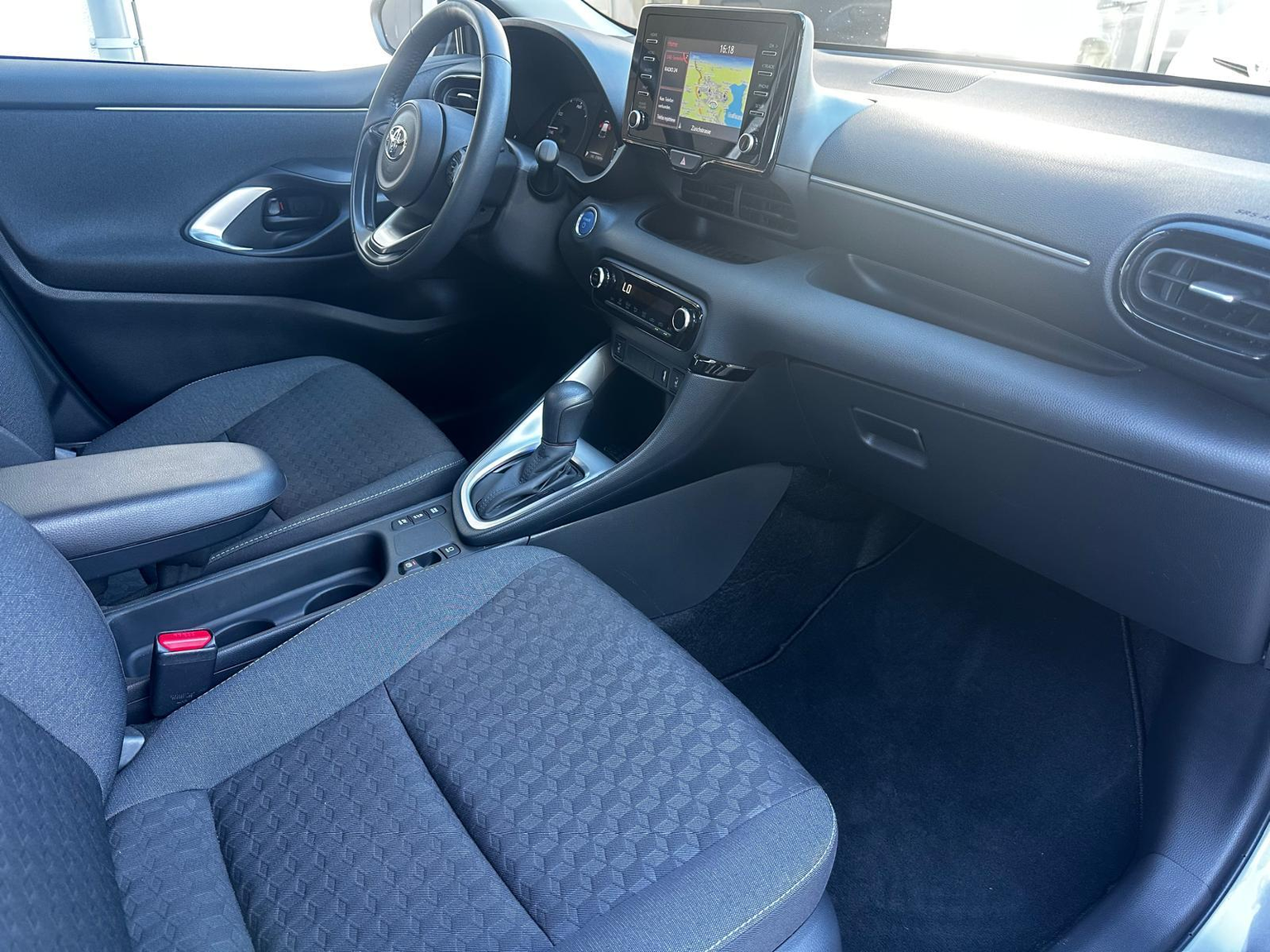 TOYOTA Yaris 1.5 VVT-i HSD Comfort
